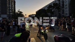 Skup ispred policijske stanice
